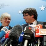 Clara Ponsati y Carles Puigdemont durante la rueda de prensa en Bruselas /Reuters