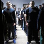 Los cargadores de la Vera Cruz se disponen según tallas, que luego reproducirán para portar la imagen