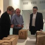 La consejera de Cultura, Noelia Arroyo, junto al comisario de la exposición, Ignacio Chillida, y el director del Muram