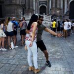 Varios turistas se fotografían durante una visita cultural