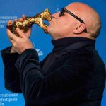 Gianfranco Rosi besa su Oso de Oro en Berlín.