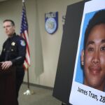 El jefe de policía de Sacramento, Sam Somers Jr., junto a la fotografía del detenido