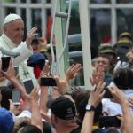 El Papa Francisco a su llegada al aeropuerto Enrique Olaya Herrera en la ciudad de Medellín (Colombia)