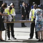 La Policía revisa bolsos y mochilas en el acceso de la catedral de San Pablo