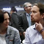 La secretaria de Análisis Político y Social de Podemos, Carolina Bescansa, junto al líder de la formación, Pablo Iglesias