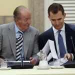 Felipe VI y su padre, el Rey Juan Carlos, han presidido hoy en el palacio de El Pardo la reunión del patronato de la fundación Cotec