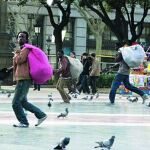 El «top manta» sigue proliferando en muchas zonas del centro de Barcelona