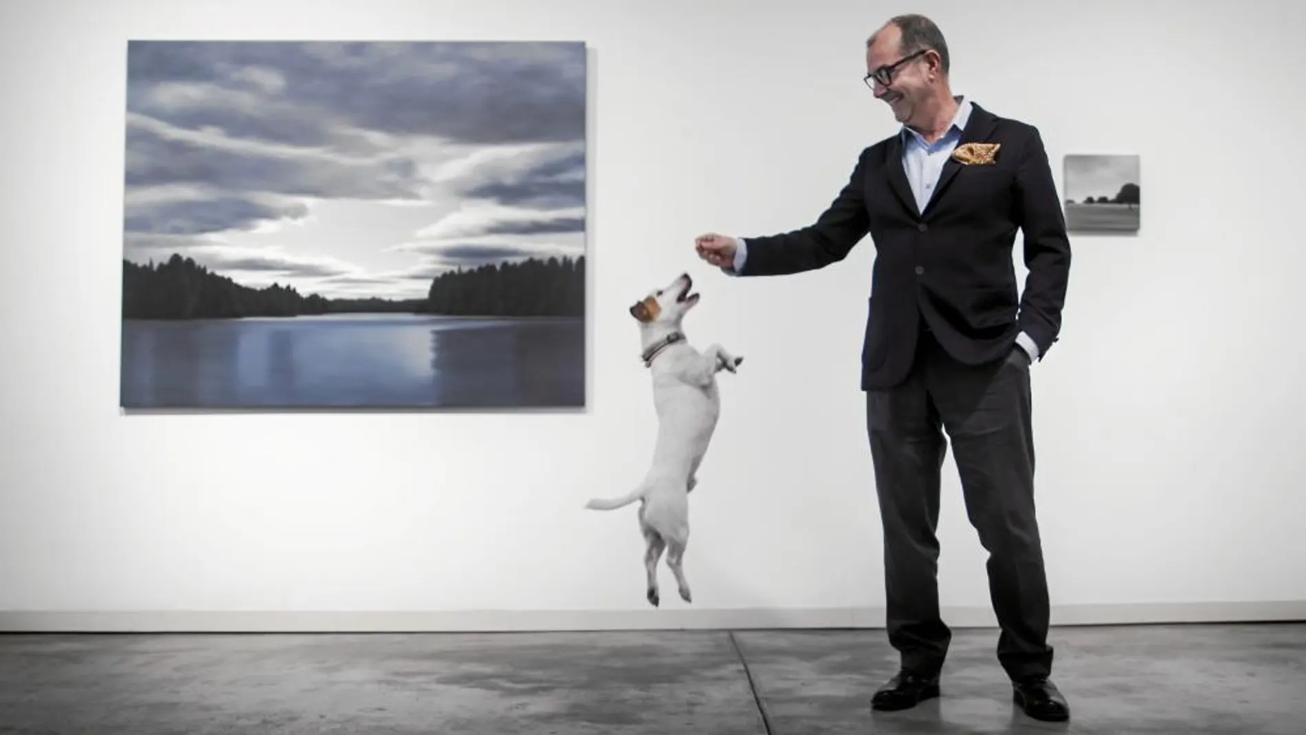 Ramón García Alcaraz juega en esta foto con Gosho, su jack russell