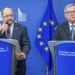 El presidente del Parlamento Europeo, Martin Schulz (izq), y el presidente de la Comisión Europea, Jean-Claude Juncker (dcha),