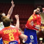 El jugador de la selección española de balonmano Antonio García en acción ante Eslovenia