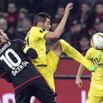 El centrocampista del Villarreal Bruno Soriano (c) lucha por el balón con Hakan Calhanoglu (i) del Leverkusen