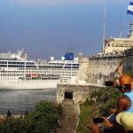 Un grupo de cubanos ondean banderas a la llegada al puerto de La Habana del «Adonia»