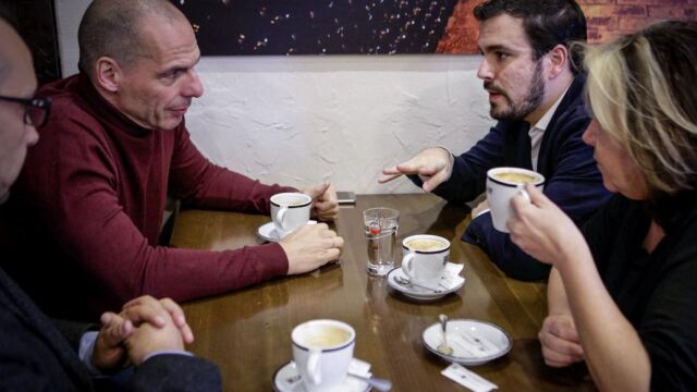 otografía facilitada por IU, del portavoz parlamentario, Alberto Garzón (d), durante la reunión que ha mantenido hoy en Madrid con el exministro griego de Finanzas Yanis Varoufakis.