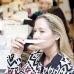 Fiona Ferrer, como jurado, en un momento de la cata de perfumes
