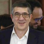 Patxi López, a su llegada esta mañana a la reunión que ha mantenido en el Congreso de Diputados el Grupo Socialista.