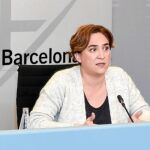 La alcaldesa de Barcelona, Ada COlau, junto al presidente del patronato municipal de vivienda, Josep Maria Montaner