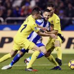 Los jugadores del Villarreal Bruno Soriano y Víctor Ruiz impiden el paso al delantero rumano del Deportivo Florin Andone durante el partido de la decimoctava jornada de Liga que disputan en elestadio de Riazor
