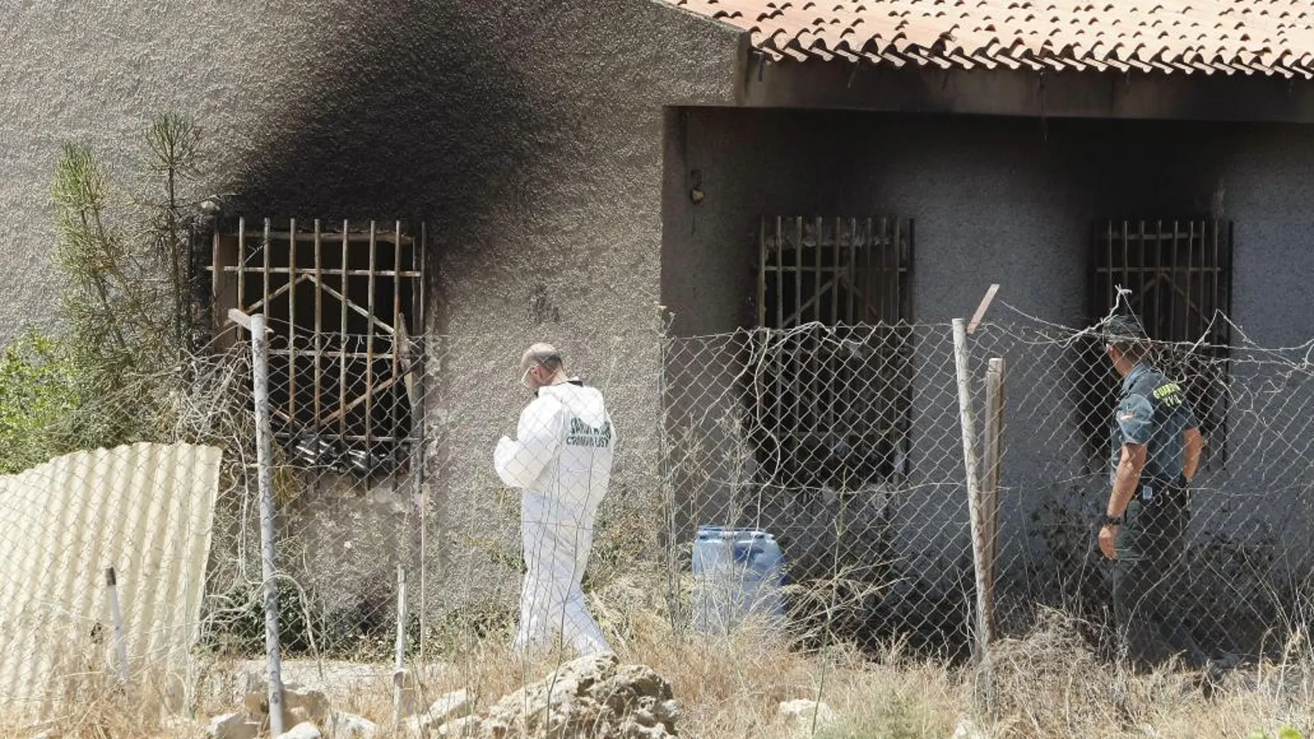 Agentes de la Guardia Civil y de la policía de criminalística ante la casa rural de Villajoyosa (Alicante)