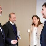 Carlos Fernández Carriedo dialoga con Luis Fuentes en presencia de David Castaño y María de Diego