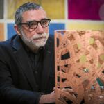 Jaume Plensa, ayer, junto al estuche para su edición de «L’Hotel París»