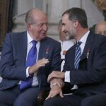 Don Juan Carlos conversa con el Rey Felipe VI.