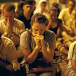 Jóvenes católicos rezan durante una vigilia a las puertas de la Catedral de La Habana el pasado viernes