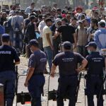 Varios refugiados esperan para cruzar la frontera entre Macedonia y Grecia cerca de Idomeni, Grecia.