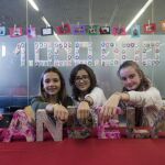 Daniela y Mariona, amigas de la paciente del Hospital Sant Joan de Déu, Candela, que comenzaron a confeccionar unas pulseras en 2013