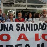 Una plataforma sevillana protestó ayer contra el cierre de camas