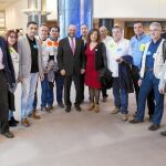 Los trabajadores de Lauki y la eurodiputada Iratxe García, junto a Martin Schulz