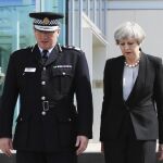 May junto al jefe de policía de Manchester, Ian Hopkins