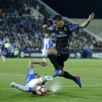 James Rodriguez pelea por un balón con Mantovani.