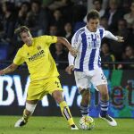 El centrocampista del Villarreal Tomás Pina (i) y el centrocampista de la Real Sociedad Mikel Oiarzabal durante el encuentro