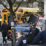 El vehículo colisionó con un autobús escolar