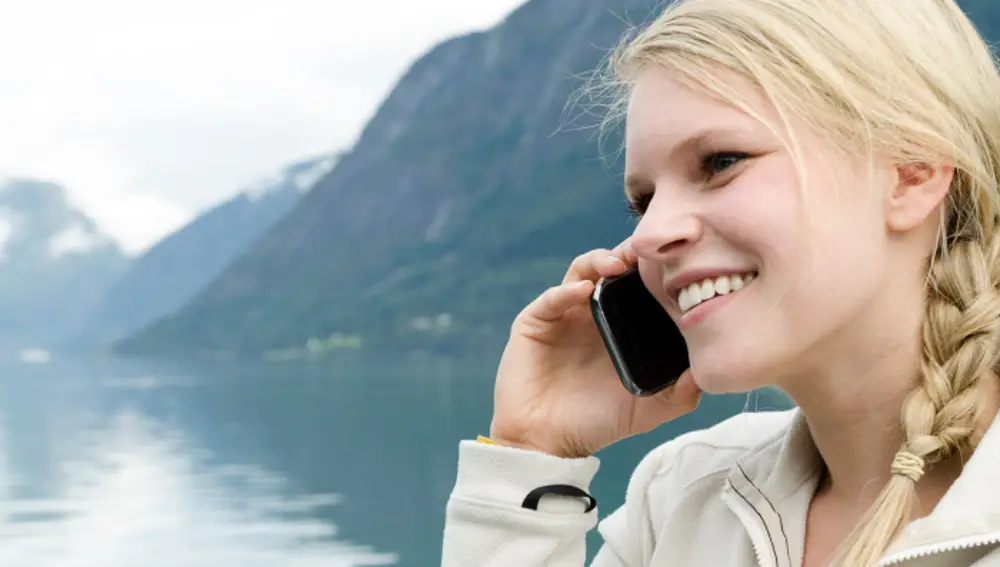 Una mujer hablando por teléfono