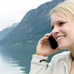 Una mujer hablando por teléfono