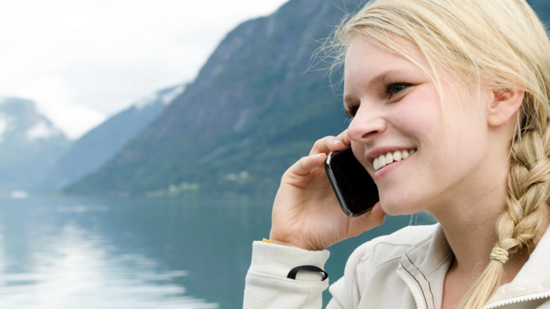Una mujer hablando por teléfono