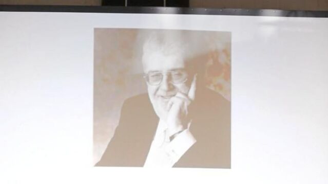 Uno de los nietos de José Manuel Lara Bosch no pudo contener la emoción cuando habló de su abuelo. La familia tuvo un papel primordial en el homenaje al editor