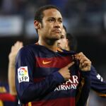 El delantero brasileño del Barcelona, Neymar da Silva, celebra su segundo gol, el tercero de su equipo, ante el Villarreal CF