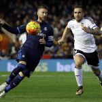 El defensa del Real Madrid Sergio Ramos (i) lucha el balón con Paco Alcácer, delantero del Valencia CF