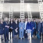El presidente de la Diputacion de Valencia, Alfonso Rus, junto a las 22 artistas que exponen en el Muvim, el día de la inauguración de la muestra, «Universo poliédrico. Mujeres, miradas, propuestas»