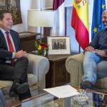 El presidente de Castilla-La Mancha, Emiliano García-Page (i), durante una reunión mantenida con el secretario general de Podemos en la región, José García Molina