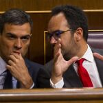 El recién elegido secretario general del PSOE, Pedro Sánchez, junto al todavía portavoz Antonio Hernando en una imagen de archivo