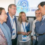 Antonio Silván dialoga con Fernández Maíllo, junto a los alcaldes de Logroño, Cáceres y Badajoz, momentos antes de intervenir en la mesa «La generación de los buenos gestores de la administración local»