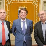 Los dos presidentes del jurado, Luis Alberto de Cuenca y Antonio Colinas, junto al alcalde Alfonso Fernández Mañueco