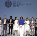 La Reina Letizia posa con los galardonados con los IV Premios Nacionales de la Moda en la sede del Museo del Traje