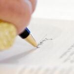 El Pontífice firma una de las numerosas obras que ha escrito a lo largo de toda su trayectoria
