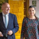 El presidente de la Diputación de Valladolid, Jesús Julio Carnero, y la presidenta de la ATA de Castilla y León, Soraya Mayo, firman un convenio de colaboración