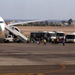 Turistas suben a bordo de un avión en el aeropuerto de Sharm el-Sheij