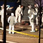 Los forenses, junto al cuerpo de Amedy Coulibaly.